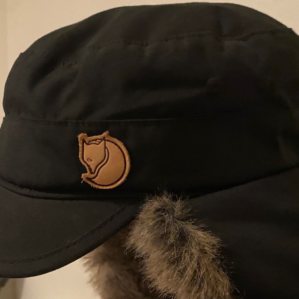 Fjallraven Woodsman Cap - Black with Brown Accent Fur - Picture 3 of 6